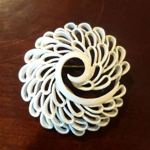 Vintage signed TRiFARI broach